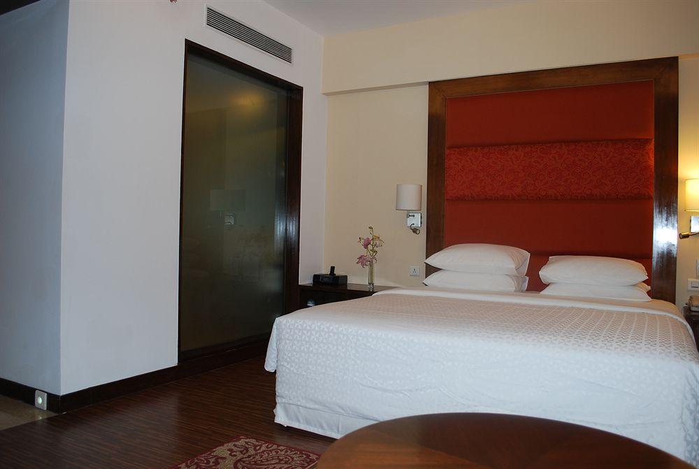 Four Points By Sheraton Ahmedabad Extérieur photo